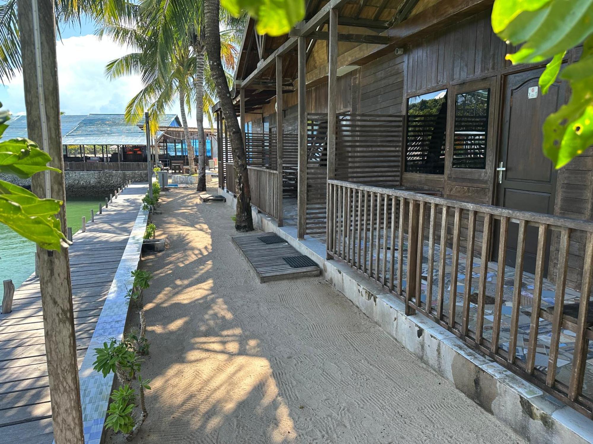 Mooi Park Hotel Sorong Bagian luar foto
